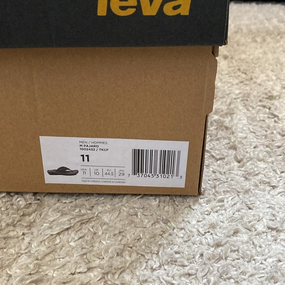 New with box Teva M Pajaro thong sandals men’s size 11